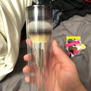 It cosmetics foundation  brush